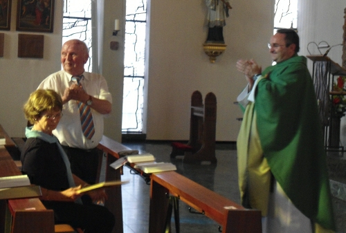 Albert Boesen bedankt sich in der Kirche, Foto mit Ehefrau und Pastor Albert Boesen bedankt sich in der Kirche, Foto mit Ehefrau und Pastor